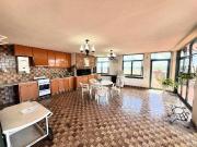 Venta casa en primer piso con quincho completo y pileta...