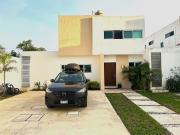 Venta Casa en Privada con Amenidades, 4 recámaras y piscina