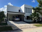Venta Casa en Privada con amenidades en Yucatán Country Club
