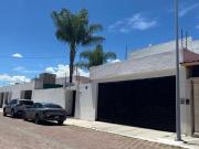 VENTA CASA EN SANTA FE JURIQUILLA CON ALBERCA CON AMPLIA...