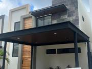 VENTA CASA EN VIA CUMBRES, CANCUN DE 4 RECAMARAS