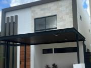 VENTA CASA EN VIA CUMBRES, CANCUN DE 4 RECAMARAS
