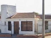 VENTA CASA ESQUINA + LOCAL A METROS UCC