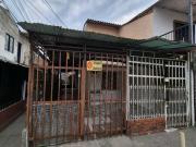 VENTA CASA ESQUINERA 2 PISOS UNIFAMILIAR PUERTAS DEL SOL...