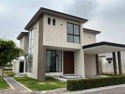 Venta, casa esquinera 2 plantas de estreno Urbanización...