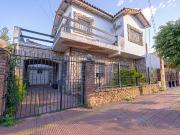 VENTA CASA HAEDO 4 AMBIENTES CON PARQUE Y COCHERA