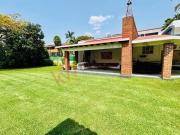 Venta casa LOMAS DE COCOYOC. Doble terreno