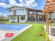 Venta Casa Moderna en Urbanización Cerrada  Puembo