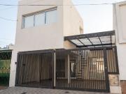 VENTA CASA MODERNIZADA CON COCHERA DOBLE Y PATIO