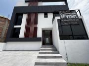 Casa nueva con roof garden, jardín y oficina en...