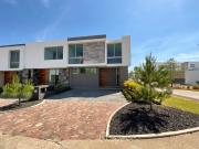 Venta casa nueva en esquina con amplio jardin 3...