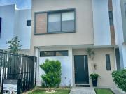 VENTA | CASA NUEVA EN FRACCIONAMIENTO CON ALBERCA Y...