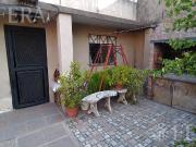 Venta casa para dos familias con cochera en Bernal Oeste