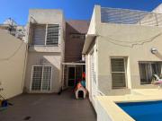 Venta casa pasillo 2 plantas con pileta zona Centro Rosario