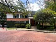 Venta casa sector el Tesoro con gran jardín en una...