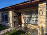 Venta casa tres ambientes parque y entrada de auto