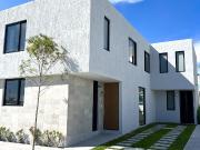 Venta Casas, Juriquilla, Recamara Planta Baja. Qro76...