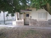 VENTA CHALET 3 AMBIETES, PATIO, ESPACIO PARA 3 VEHICULOS