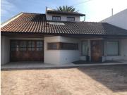 Venta Chalet 4 ambientes con piscina climatizada. Los...