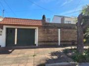 VENTA COMODA CASA DE 4 AMBIENTES EN LOTE PROPIO VILLA...