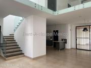 VENTA, Cumbres del Lago Casa con 4 recámaras, sala de...