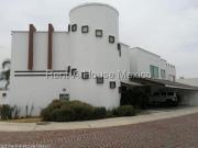 VENTA. Cumbres del Lago Casa con cuarto de servicio y 4...