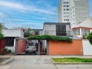 VENTA DE ACOGEDORA CASA CON JARDIN EN URB. LAS...
