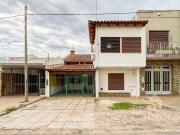 Venta de casa 2/3 dormitorios con jardin y garaje, La Plata