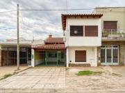 Venta de casa 2 dormitorios con jardin y garaje, La Plata