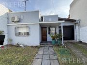 Venta de Casa 3 ambientes con Cochera y Jardín en Quilmes