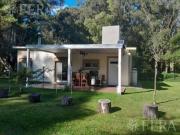 Venta de casa 3 ambientes con fondo libre en Country...