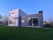 Venta de casa 3 dormitorios, nivel gerencia en barrio...