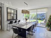 Venta de casa 4 ambientes con cochera y piscina en La...