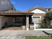 Venta de casa 4 ambientes con patio y cochera en Wilde