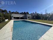 Venta de casa 4 ambientes con piscina y jardin en Club...