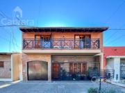 Venta de casa 4 dormitorios, parque y pileta, en La Plata