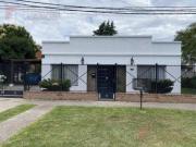 Venta casa 5 ambientes apta crédito en barrio El Trébol,...