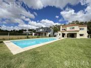 Venta de casa 6 ambientes con piscina y cochera en Miralagos