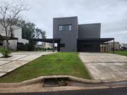 Venta de casa a estrenar, 3 suites, pileta