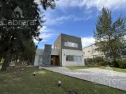Venta de casa a estrenar 4 dormitorios, parque y pileta....