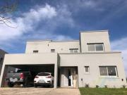 Venta de casa a la laguna con pileta Canton Norte