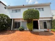 Venta de casa a media calle de Insurgentes, zona del...