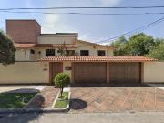 Venta de casa a precio de remate en Calle J. J....