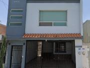 Venta de casa a precio de remate en Valle de los Nogales...