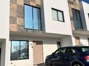 VENTA DE CASA AMUEBLADA EN LOMAS DE ANGELÓPOLIS, PUEBLA