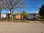 VENTA DE CASA CON 3 DORMITORIOS, PILETA Y QUINCHO