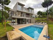 Venta de casa con 4 amb parque y pileta Barrio privado...