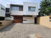 Venta de casa con 4 recamaras y sala de TV en Punta...