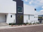 Venta de casa con 5 recamaras y estudio en Cumbres del...