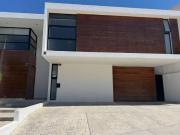VENTA DE CASA CON ALBERCA EN CUMBRES DEL LAGO JURIQUILLA